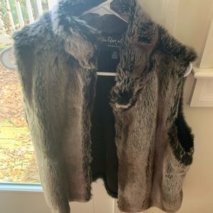 Fun black and grey fur vest in a Medium
